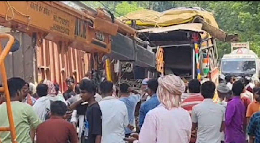 गाजीपुर में दो ट्रकों की जोरदार टक्कर, चालक गंभीर रूप से घायल, यातायात घंटों रहा बाधित